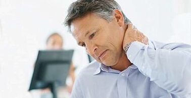 Gejala osteochondrosis serviks termasuk sakit leher