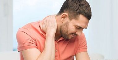 Sakit di leher lelaki dengan osteochondrosis serviks