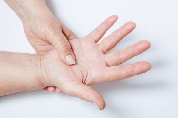 Kebas tangan adalah salah satu gejala osteochondrosis lumbar